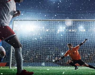 Uma situação de alta pressão no futebol com um guarda-redes a tentar impedir uma oportunidade de golo.